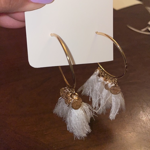 Golden metal hoops earrings with threads - Picture 2 of 2